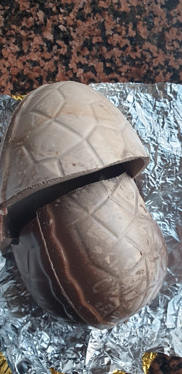 asteroidea78's tweet photo. @NestleUKI just bought rolo easter egg to treat ourselves on this cold evening but it doesn't look particularly appealing! Any idea what has gone wrong and if it's safe to eat? https://t.co/Oj4CClFrj4