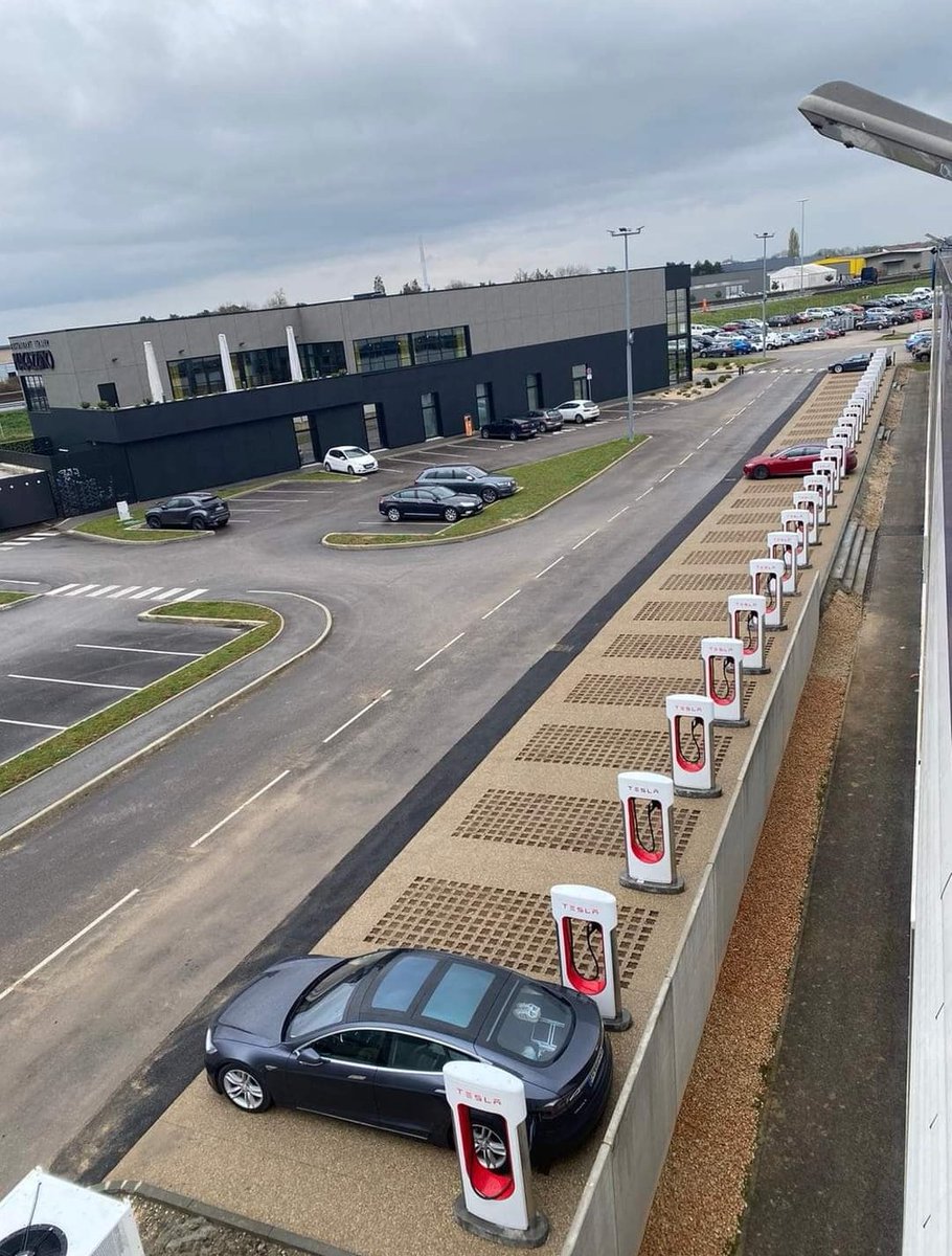 JeanLucCOUPEZ's tweet photo. Quand tu vois les moyens mis en œuvre par #Tesla, tu ne te poses pas la question : 
🤔 mais comment je vais faire pour me recharger ?, 👉👉 Nouveau superchargeur #beaune 
@E_Mobility_Expert https://t.co/rMc1b6evQo