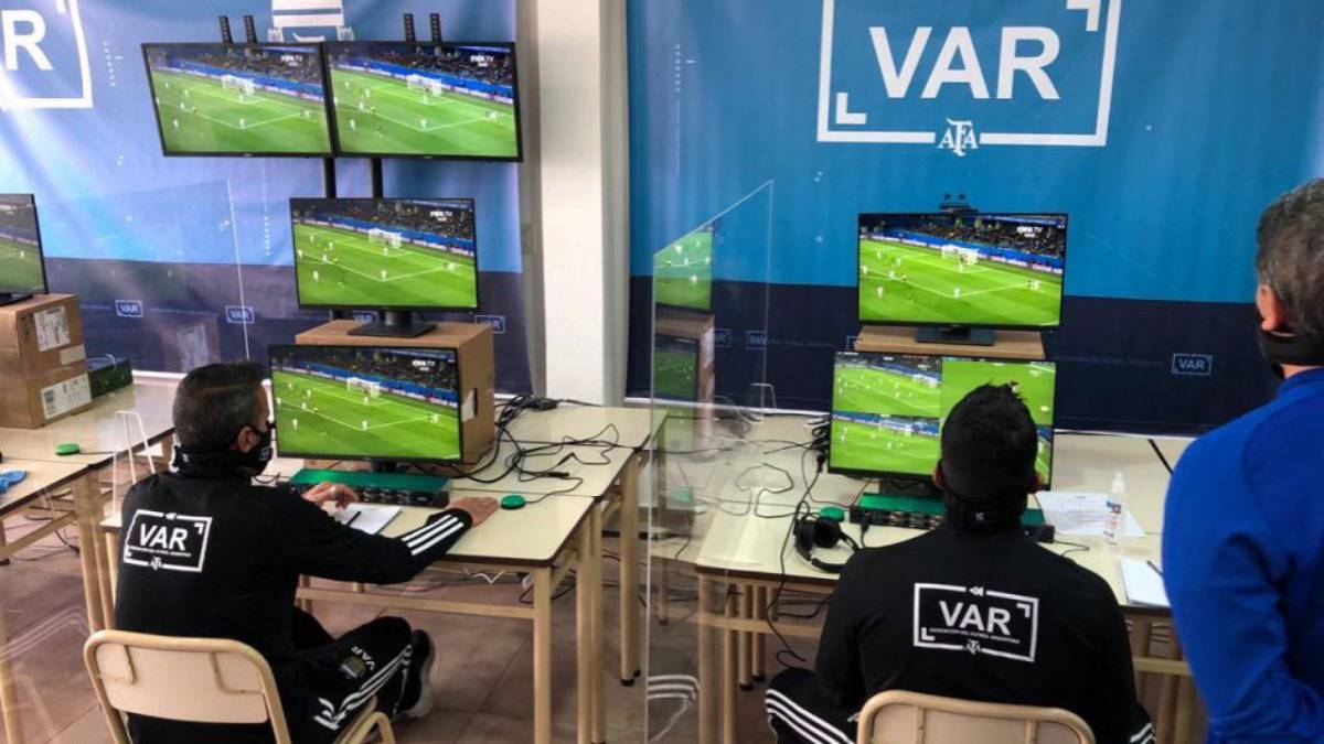 VAR: LA TECNOLOGÍA ATERRIZA EN ARGENTINA

fichajegoleador.blogspot.com/2022/03/var-la…

✍🏼<a href="/DarioEscalona/">Dario Escalona</a>
⌨️ <a href="/gonzalosilva_/">Gonzalo Silva</a>