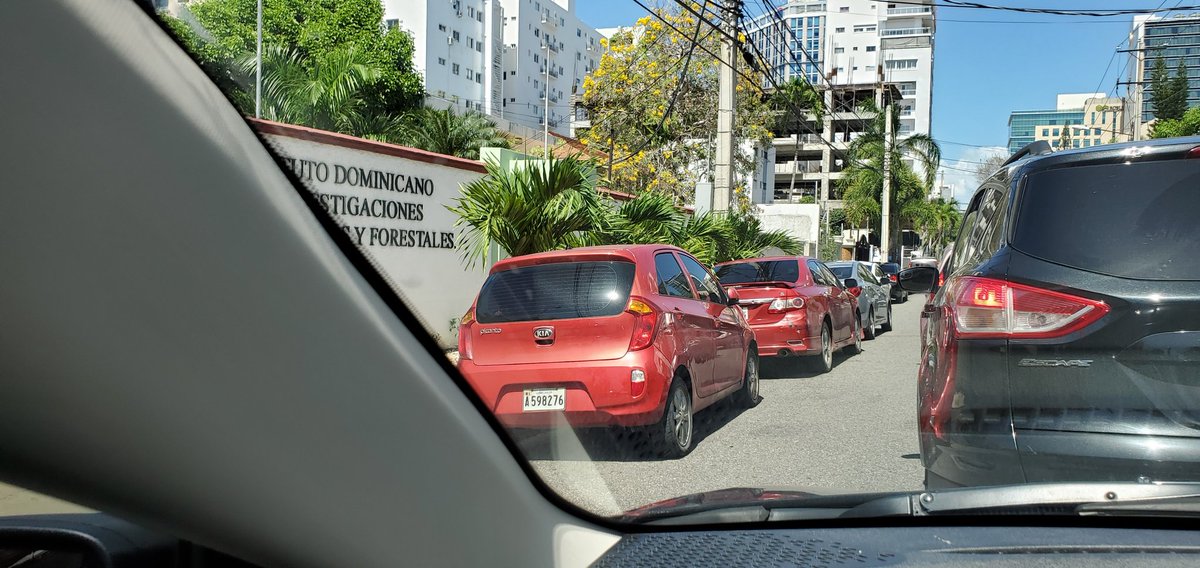 MabacoRD's tweet photo. Las calles de una via con carros estacionados en ambos lados, para que las ponen asi si no se puede circular @DIGESETT https://t.co/YOu9t64cv6