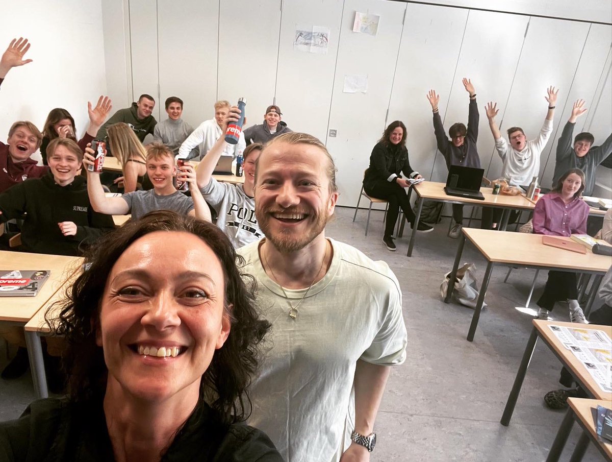 DanielTafdrup's tweet photo. Svært at få armene ned, når ens roman bliver læst i gymnasiet 🎓 #drømmetigger #bøger #dklit https://t.co/cZU3KZTFGi