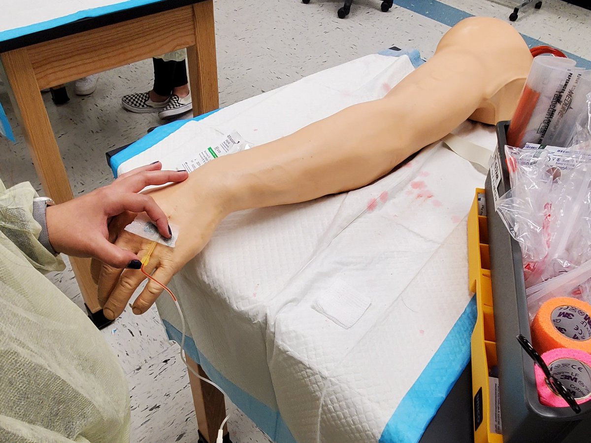 Spena1378's tweet photo. Medical Assistant Ss performing venipunctures 💉💉💉💉💉💉💉💉 @McAllenISDCTE @ACHIEVE_MISD @McAllenISD https://t.co/23jduGyHLx