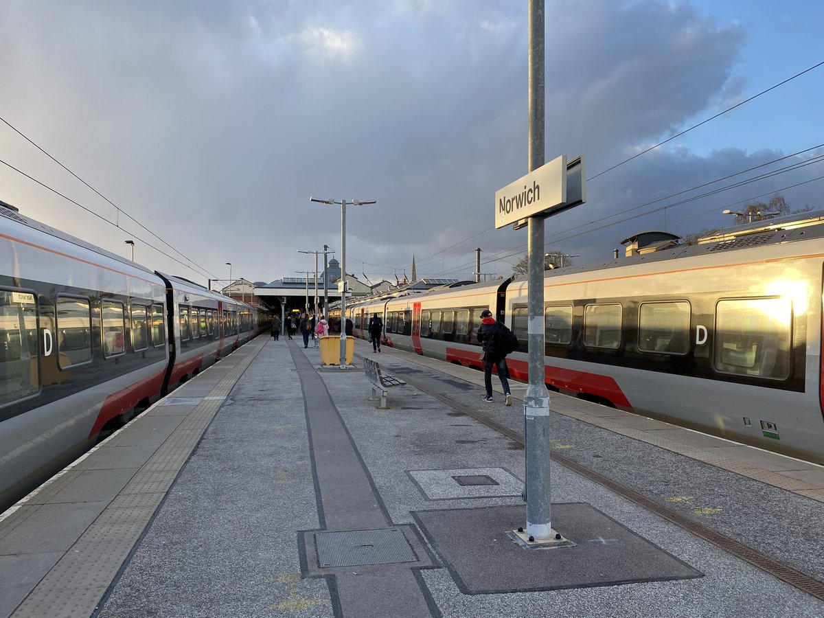 loypass_SCCar's tweet image. 🚄 So runs my first @greateranglia 745 journey. WELL…
Feels like two units in one. Practical, quiet with an electronic soundtrack through the London suburbs. And when flat out at the ton - whoosh. There’s the screech of the wheels!
What an evening. #class745 #Stadler #Norwich