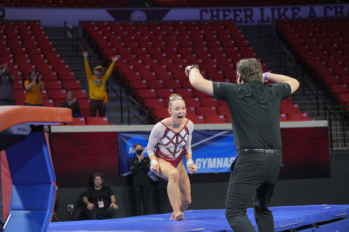 GopherWGym's tweet photo. LEXY. RAMLER. OH. MY. GOODNESS.

Her 1.5 is just BEAUTIFUL and gets a 9️⃣.9️⃣5️⃣0️⃣ from the judges! https://t.co/W1xquLb19r
