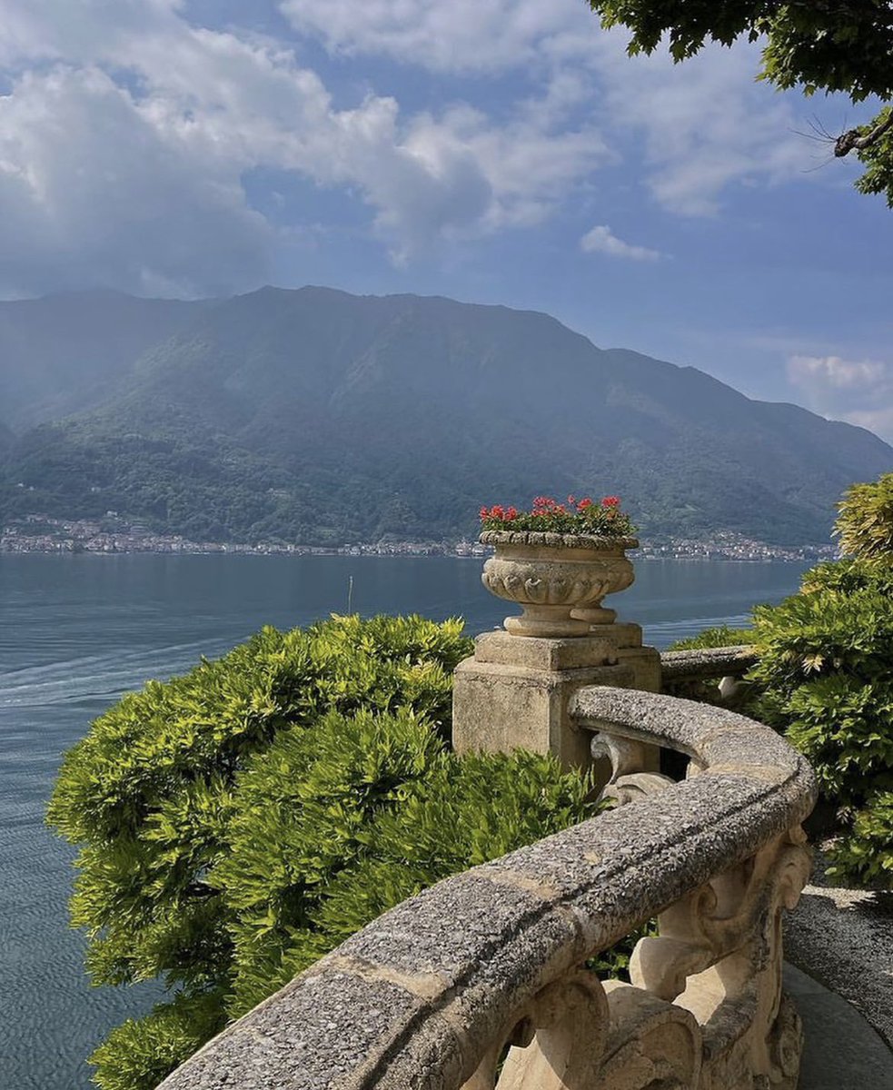 tmbIrpics's tweet photo. Heaven place in Italy - Lake como 🇮🇹 https://t.co/voYYuVCoN2