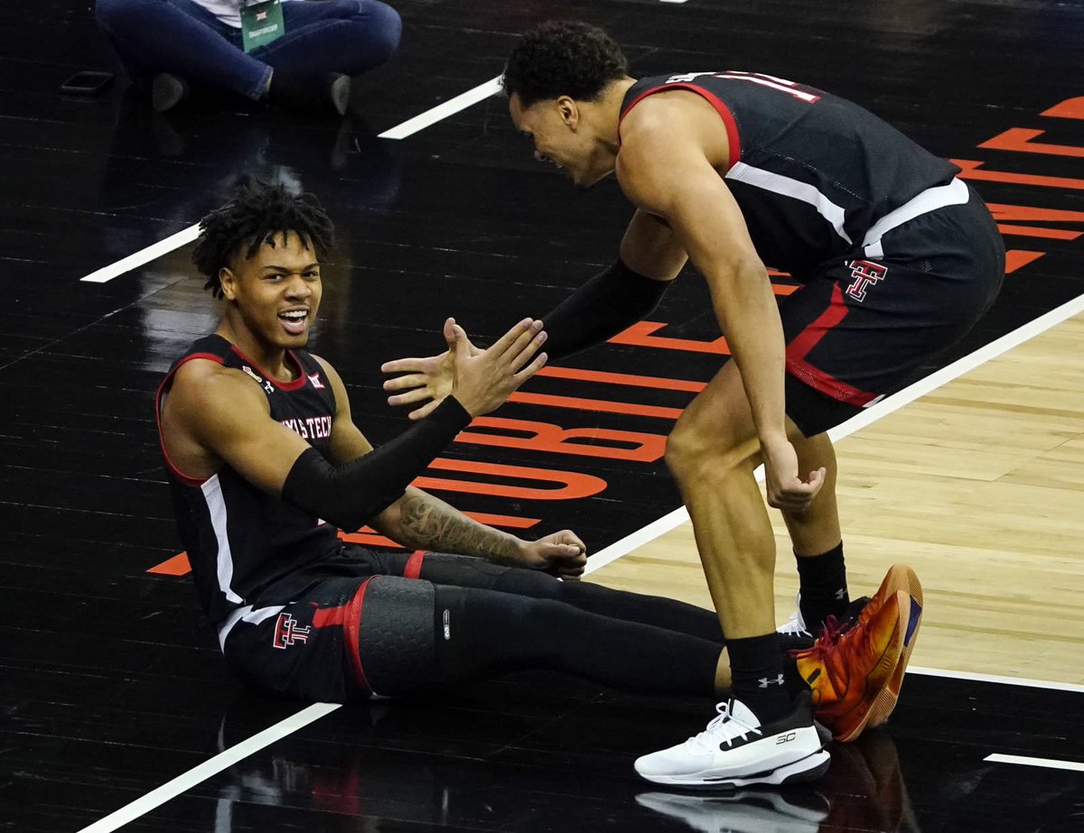 Sn1per_T's tweet photo. @Marcus14__ you been a big bro to me,a great example of a leader and hard worker .One of the only guys your size I know that can really sit guard multiple positions. You had set backs and things didn’t go your way,but you never gave up. You making your dad proud keep shining king https://t.co/NQyLhFCbmw