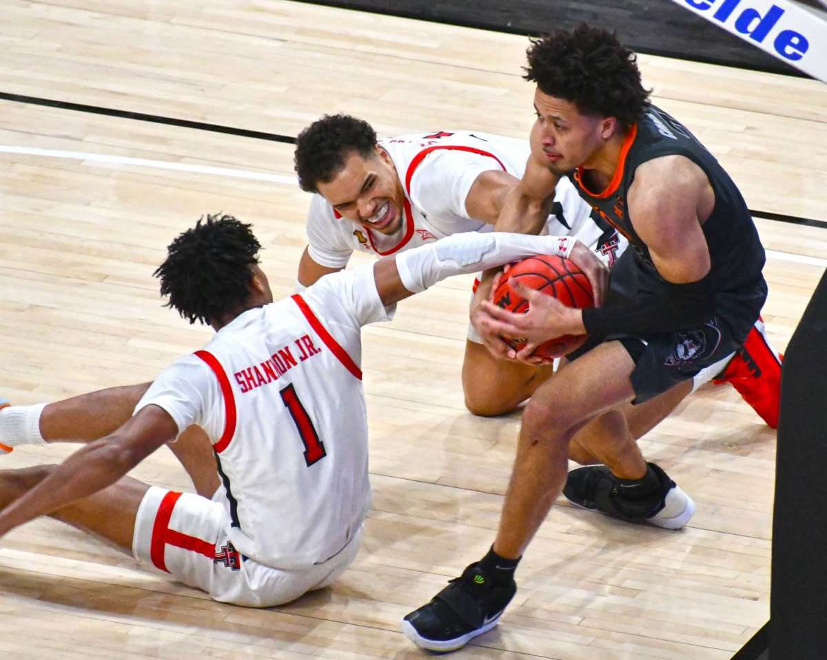 Sn1per_T's tweet photo. @Marcus14__ you been a big bro to me,a great example of a leader and hard worker .One of the only guys your size I know that can really sit guard multiple positions. You had set backs and things didn’t go your way,but you never gave up. You making your dad proud keep shining king https://t.co/NQyLhFCbmw