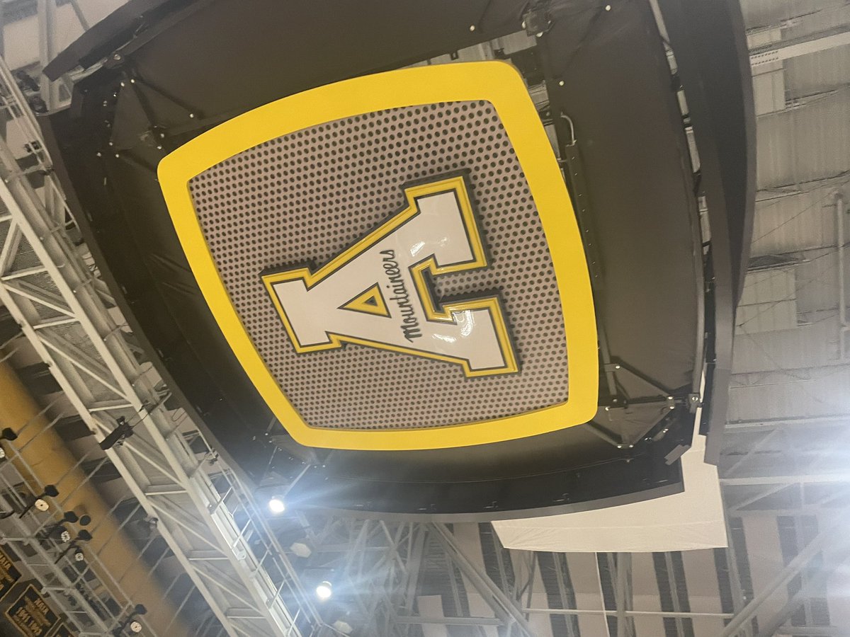 2euc3's tweet photo. Blessed to have earned my first full D1 scholarship offer for track &amp; field from Appalachian State University. Thank you @McLean26 @AppTF_XC for believing in me!🖤💛 #gomountaineers #therock https://t.co/VWxpcTIqkV