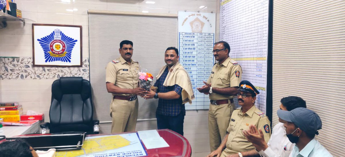 DattaJa81083479's tweet photo. ऋणानुबंध गेल्या चार वर्षांचा, सहाय्यक पोलिस निरीक्षक पदी बढती झाल्यावर आज मला भायखळा पोलीस स्टेशन येथून रायगड येथे बदलीच्या ठिकाणी रूजू होण्याकरीता मोकळीक करण्यात आली. वर्दीतला माणूस पण भावनिक होतो अशा क्षणी…. https://t.co/D27t1MET4k