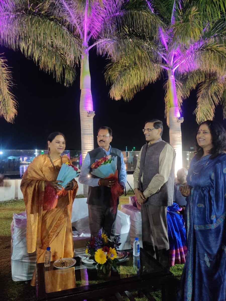 RSMeenaIPS's tweet photo. मेरी भा.पु.से. (IPS) से सेवानिवृत्ति पर पुलिस मुख्यालय मे आयोजित की गई विदाई पार्टी में पुलिस महानिदेशक महोदय द्वारा सम्मानित किया गया साथ में अन्य वरिष्ठ पुलिस अधिकारी उपस्थित रहे। सभी का बहुत बहुत धन्यवाद। https://t.co/w8N7IdW5oZ
