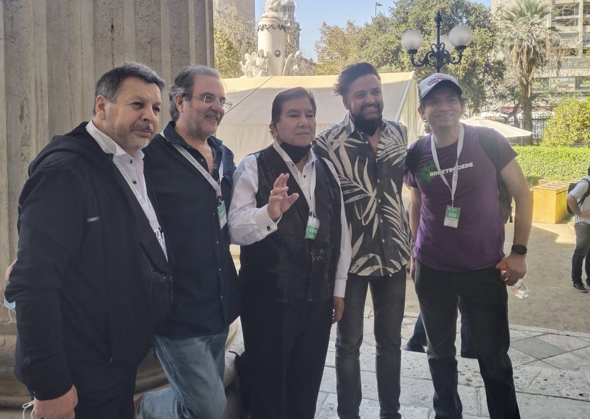 🤚👉 El vocalista de la banda Sinergia, <a href="/rorral/">Don Rorro Sinergia</a>, también estuvo en la manifestación musical en las afueras del exCongreso, quien junto a la Sonora Tommy Rey conversó con algunos convencionales, como <a href="/cmonckeberg/">Cristián Monckeberg</a>, @BottoConstituy1 e <a href="/IgnacioAchurra/">Ignacio Achurra Díaz</a> 👇