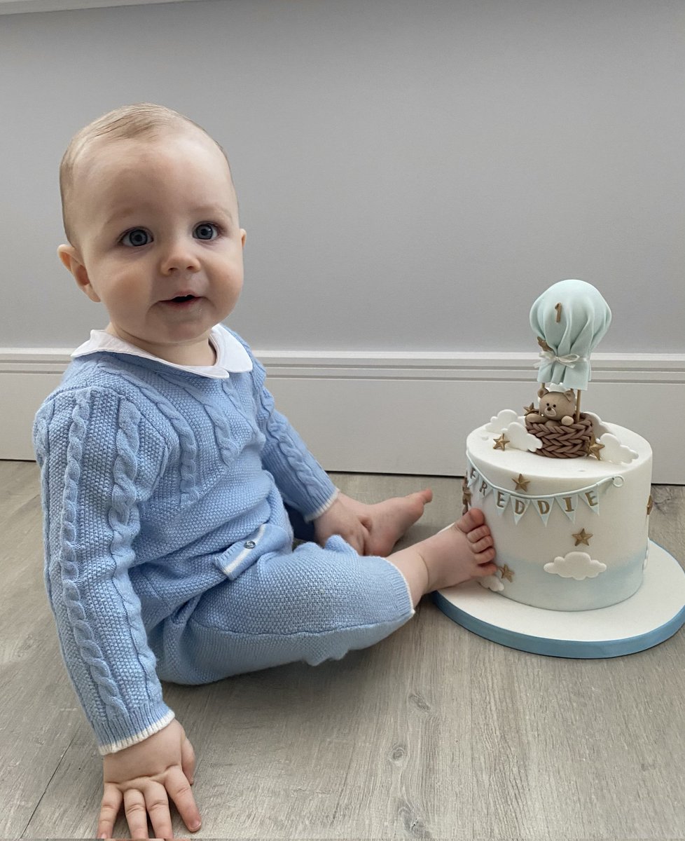 Zuziliciouscake's tweet photo. A most adorable photo of a birthday boy with his cake! 💙
#birthdayboy #cake #cakes #cakestyle #cakeinspiration #birthdaycake #cakedesign #cakedecoration #caketopper #cakeoftheday #photooftheday #sevenoaks #tonbridge #tunbridgewells #cakeart #cakeartist #saracino #birthday https://t.co/3KvBx47ODK