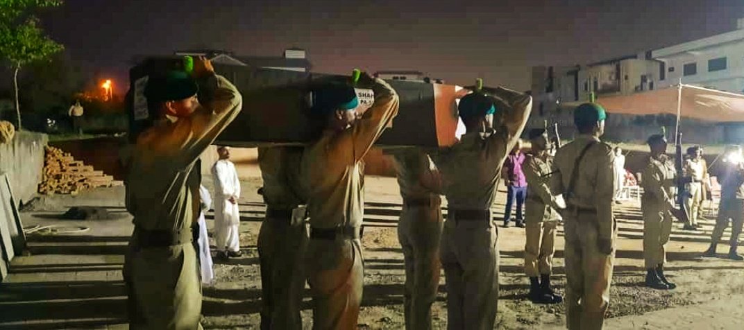 Hamzah0697's tweet photo. #RipCapt #SaadbinAamir
چلے جو ہو گے شہادت کا جام پی کر....!!
رسول پاک نے بانہوں میں لے لیا ہو گا...!!
علی تمھاری شجاعت پے جھومتے ہوں گے...!!
حسین پاک نے یہ ارشاد کیا ہو گا....!!
تمہیں خدا کی رضائیں سلام کہتی ہیں....!! https://t.co/Esg7drMz5d