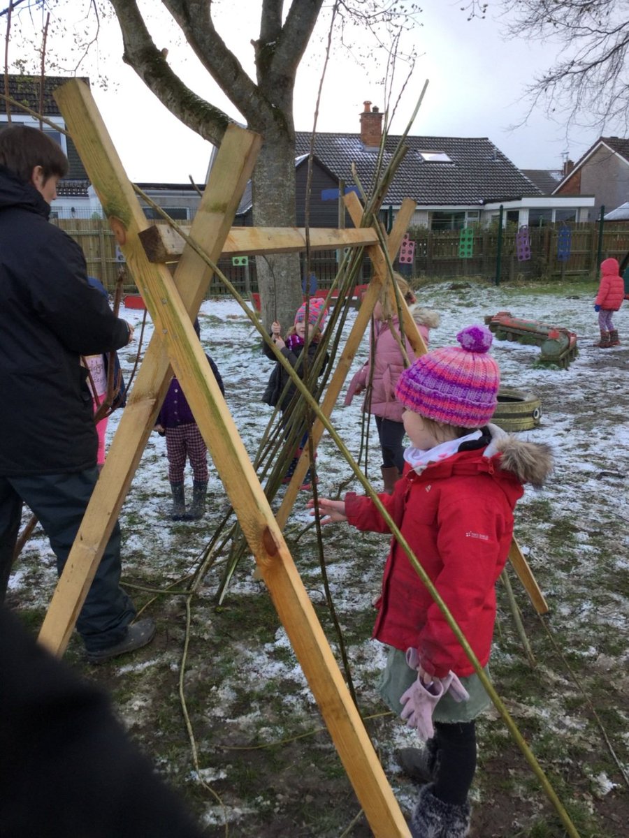DrakiesELCC's tweet photo. Den building today! We measured our willow branches to make sure they were just the right size. We kept on trying until we got it right! #teamwork #determination https://t.co/p38BThoDui