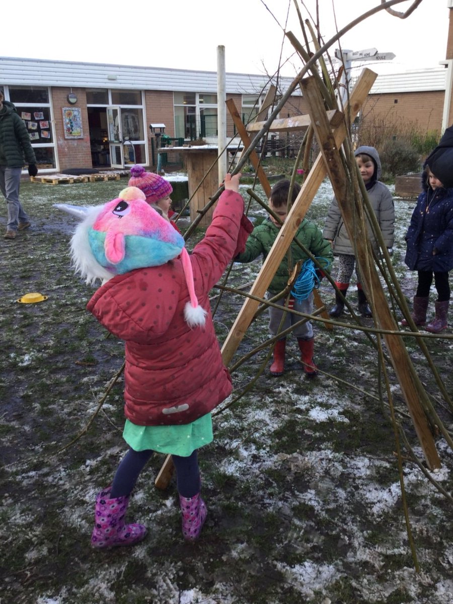 DrakiesELCC's tweet photo. Den building today! We measured our willow branches to make sure they were just the right size. We kept on trying until we got it right! #teamwork #determination https://t.co/p38BThoDui