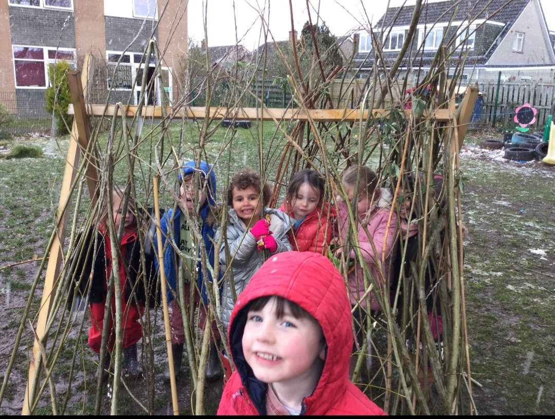DrakiesELCC's tweet photo. Den building today! We measured our willow branches to make sure they were just the right size. We kept on trying until we got it right! #teamwork #determination https://t.co/p38BThoDui