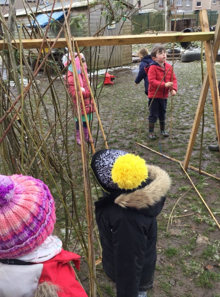 DrakiesELCC's tweet photo. Den building today! We measured our willow branches to make sure they were just the right size. We kept on trying until we got it right! #teamwork #determination https://t.co/p38BThoDui
