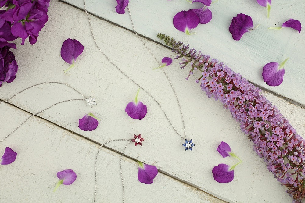 MandCoJewellers's tweet photo. Spring flowers aren't only for the garden...
Wear a bloom or two too!
https://t.co/kQmbijsVm5
#springjewellery #cheltenhamjewellery #floraljewellery https://t.co/Kw8kc2293Z