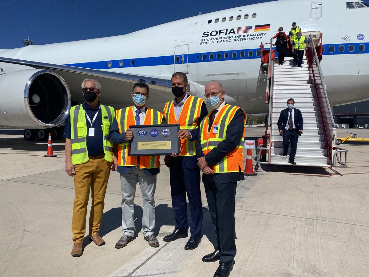 AlemaniaenCL's tweet photo. El Embajador 🇩🇪 Christian #Hellbach visitó ayer junto al titular del @min_ciencia @DrFSalazar y al Encargado de Negocios 🇺🇸 Richard H. #Glenn en @NuevoPudahuel al equipo del telescopio aerotransportado @SOFIAtelescope integrado por científicos del @DLR_de 🇩🇪 y @NASA 🇺🇸. https://t.co/RVwTxQHOvR