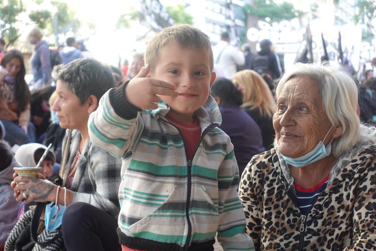 Todo mi respeto y admiración para estás mujeres guerreras del Polo Obrero que lo dan todo para defender la comida para sus hijos. Luchadoras que acampan desde ayer por trabajo genuino y asistencia alimentaria.
🔥Viva la lucha del movimiento piquetero!!