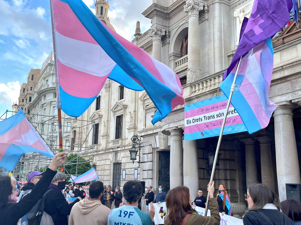 CompromisVLC's tweet photo. 🏳️⚧️ Celebrem el #diadelavisibilitattrans✊🏻✊🏻 en companyia de @lambdavalencia.
Les #personestrans han d'aguantar mil i una situacions d'injustícia a les que hem de posar fi ja #proudetransfobia
@BeamudLucia @LuisaNotario #VisibilidadTrans https://t.co/hqwFPo5hUS