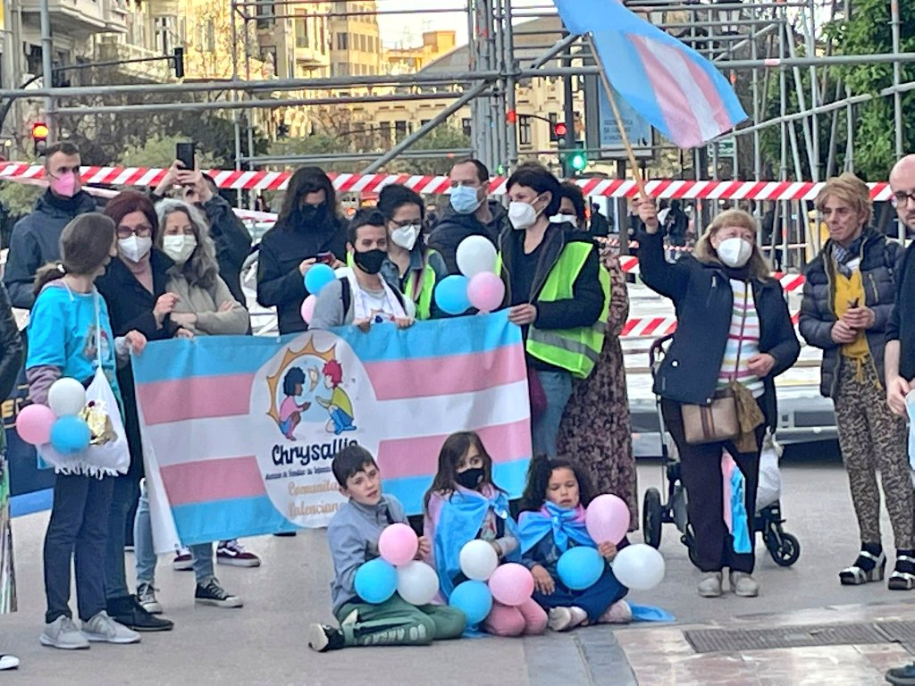 CompromisVLC's tweet photo. 🏳️⚧️ Celebrem el #diadelavisibilitattrans✊🏻✊🏻 en companyia de @lambdavalencia.
Les #personestrans han d'aguantar mil i una situacions d'injustícia a les que hem de posar fi ja #proudetransfobia
@BeamudLucia @LuisaNotario #VisibilidadTrans https://t.co/hqwFPo5hUS