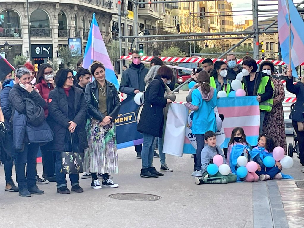 CompromisVLC's tweet photo. 🏳️⚧️ Celebrem el #diadelavisibilitattrans✊🏻✊🏻 en companyia de @lambdavalencia.
Les #personestrans han d'aguantar mil i una situacions d'injustícia a les que hem de posar fi ja #proudetransfobia
@BeamudLucia @LuisaNotario #VisibilidadTrans https://t.co/hqwFPo5hUS