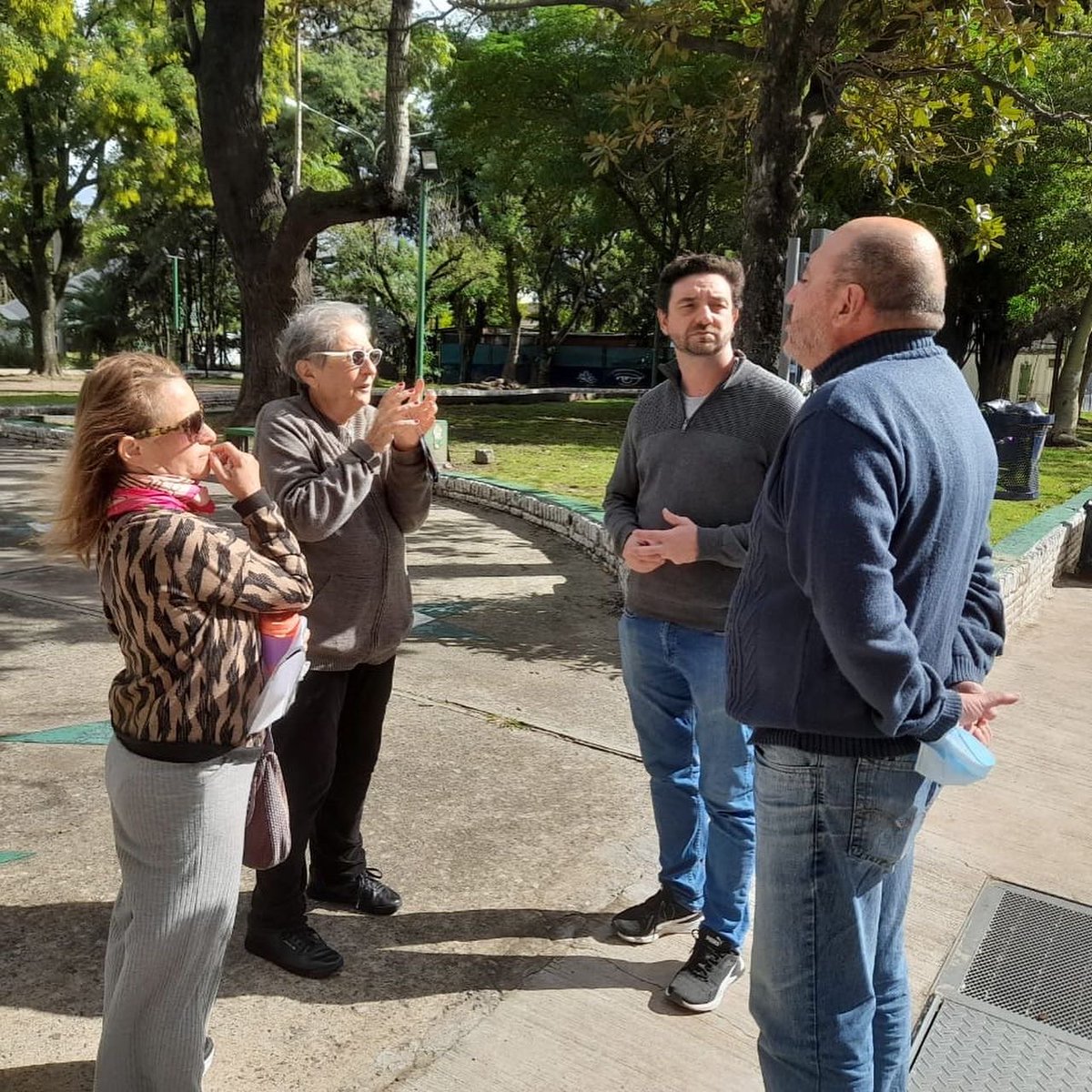 Junto a <a href="/drvillalbajorge/">Jorge Villalba</a> nos acercamos a conversar con algunas de las vecinas que forman parte del grupo Rescatando Plazas, que cuidan, recuperan y ponen en valor las plazas y parques de Banfield 🍃
