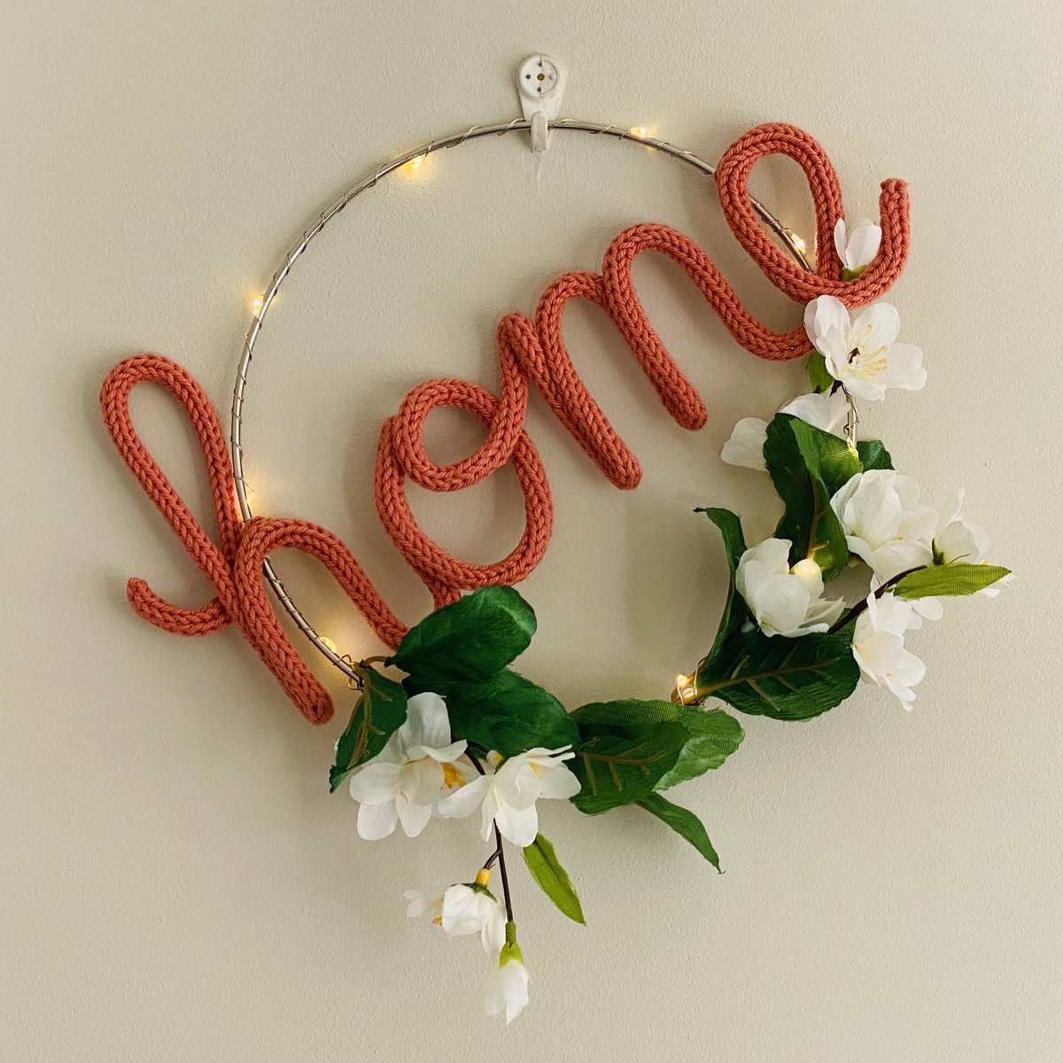 TheWoolwinder's tweet photo. Home - there’s no better place ❤️

#home #homedecor #wireword #wiredecor #floral #floralhoop #wreath #floralwreath  #wallhanging #woolcraft #customwallhanging #knittedwords #knitted #decor #wire #hoopdecor #supportsmall #shopsmalluk #springdecor #spring #flowerdesign #lovecrafts https://t.co/xZsG36wzu5