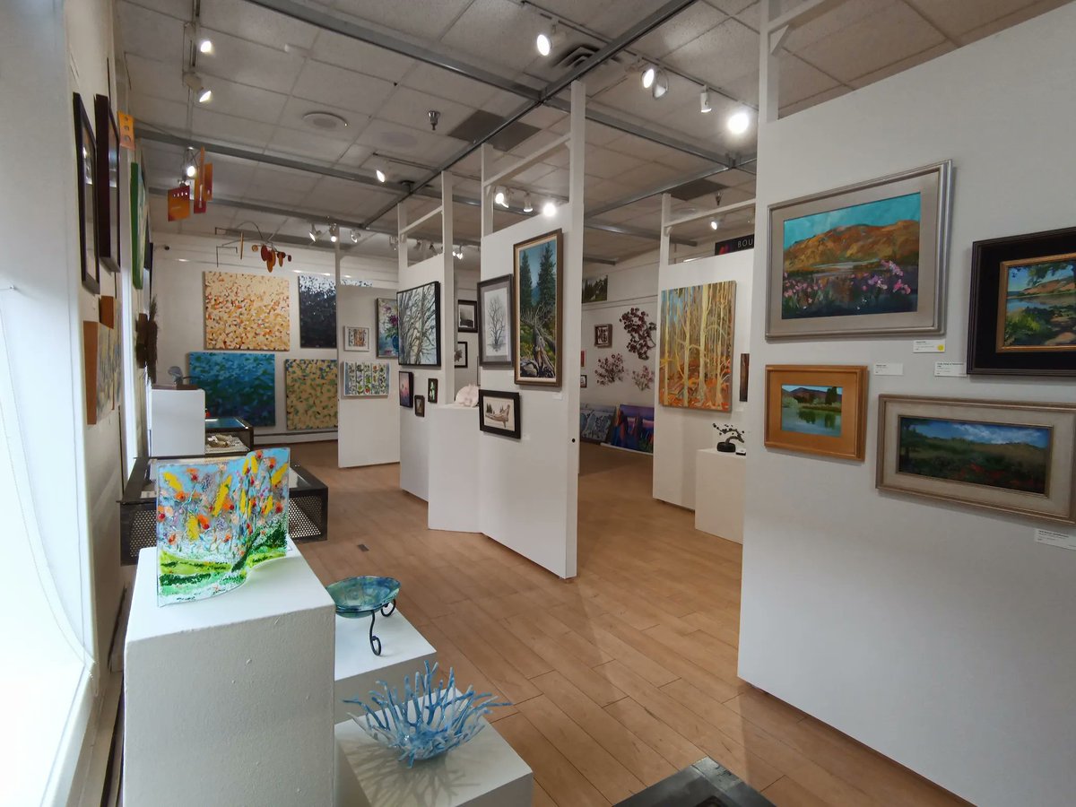 R Gallery + Wine Bar tweet media
