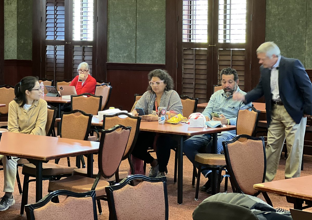 UTRGVCOLTT's tweet photo. Creating an interactive course syllabus with Dr. Art Brownlow #eolc22 #UTRGV #UTRGVCOLTT https://t.co/OlwE184kvp