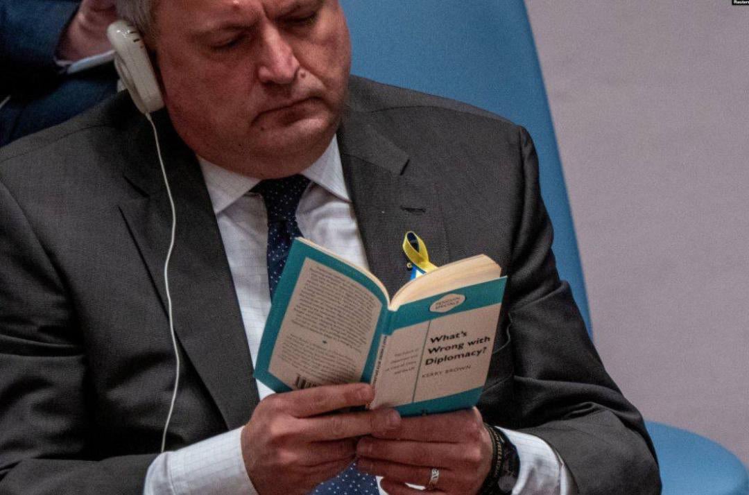 So much respect for this man - <a href="/SergiyKyslytsya/">Sergiy Kyslytsya 🇺🇦</a>, watching him do his thing at the UN is a master class in story telling. This is him during the Russian speech😂

Also with <a href="/ZelenskyyUa/">Volodymyr Zelenskyy / Володимир Зеленський</a> being an ex-comedian, maybe they are onto something - AIB Janta Party <a href="/thetanmay/">Tanmay Bhat</a>