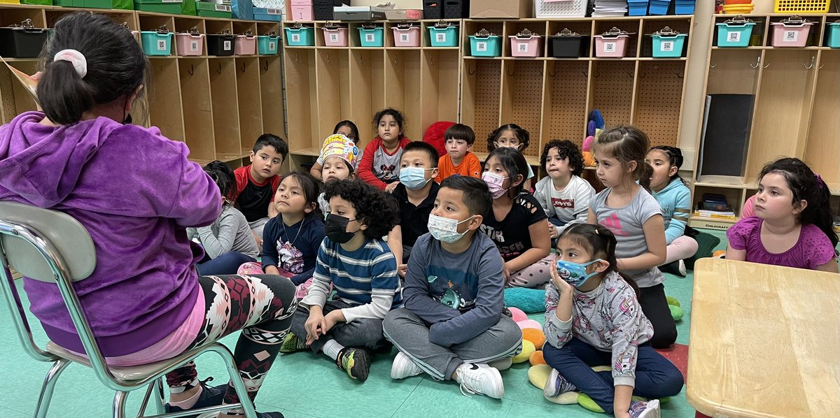 Nuestra Maestra Yuliana cautivando a los súper lectores de aula 16! <a href="/BryanMiltenberg/">Bryan Miltenberg</a> @gkarlsonjr <a href="/RiverheadCSD/">RCSD</a> #aqbteam #bilingualkindergarten