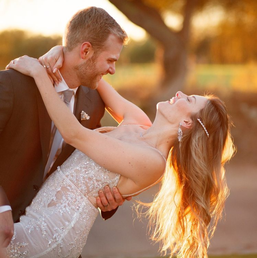 wedbug's tweet photo. Let the sun shine in! #GoldenHour always makes us look this happy :)

#phoenixwedding #arizonawedding #phoenixweddingphotographer #candidphotography #wedding #weddings https://t.co/2BrVJrQTzg