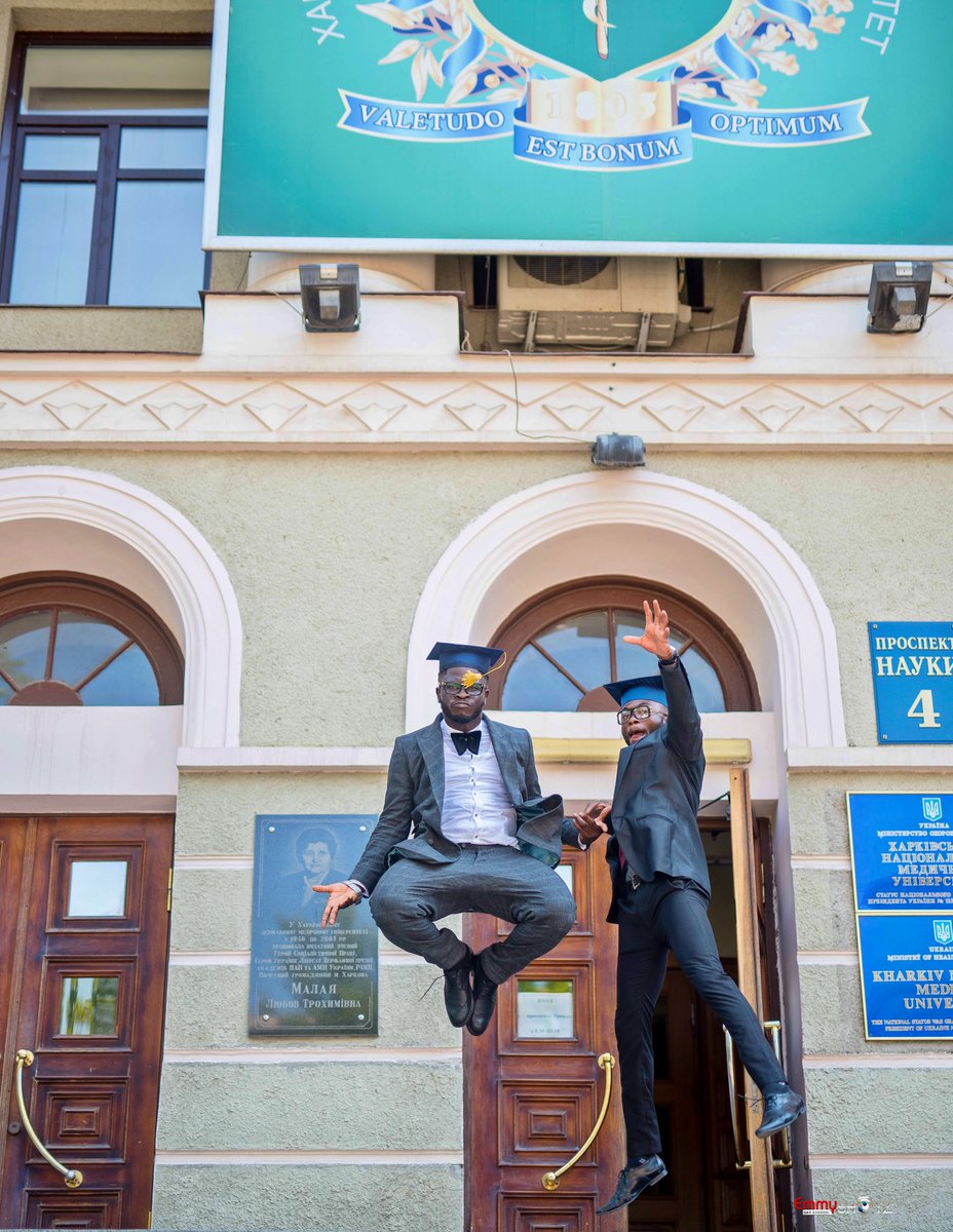 crazeclown's tweet image. Can’t forget how happy I was on my graduation day 5yrs ago! People felt I was on drugs! One of my proudest moment in Life. #Class2017 #DoctorOfMedicine