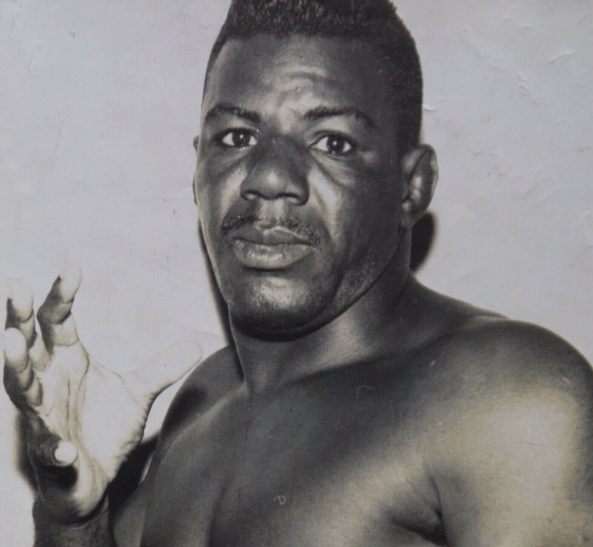 Este é o baiano Waldemar Santana. Bem antes da explosão dos Panteras Negras americanos, nos anos 60, esse camarada aí era conhecido no Brasil como Leopardo Negro. Ces tão ligados na história dele? Deu vontade de falar um pouco. E tem a ver com #DitaduraNuncaMais