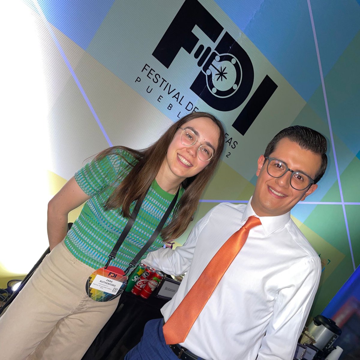 aztecapuebla's tweet photo. #FDIPuebla2022 | @oscarlozanomx platicó con #ZaraRutherford la joven que le dió la vuelta al mundo en 155 días. 🌎🗺️ @FDIdeas https://t.co/7zJ67adzk3