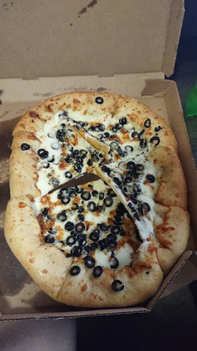 UmbralSamurai's tweet photo. So, considering that @pizzahut doesn't actually care about the product they produce, allows ice cold pizza that looks like below to go out... And charges $11 for a delivery charge?  Yeah.. I'm done. https://t.co/MVfGOvc2ks