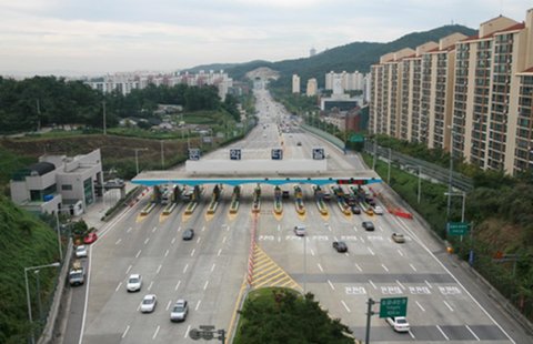 건설비로 돈벌고 교통영향평가 통행량 업시켜 적자보전금으로 건설비 이상을 20년간 빼먹고 드디어 무료화되었다. 무료화를 위해 애쓰신분들은 박수받을만하지만 저런 구조만든 사람들은 혼나야한다고봐. 난.

오늘 무료화 기념으로 문학터널을 이용했다. 만우절 뻥아님 ㅎ