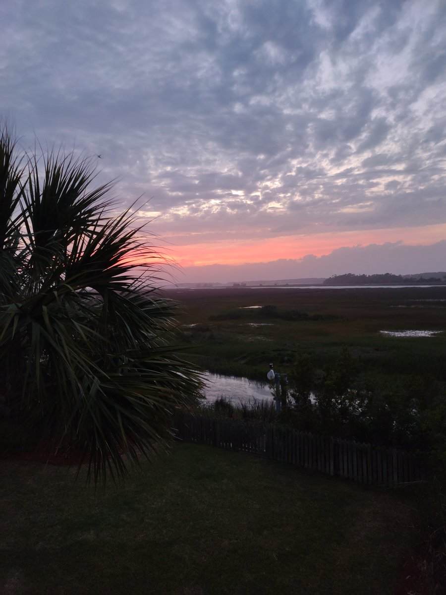 mooodoc's tweet photo. Coastal marsh sunset #LowcountrySC #OffCall #CowVetHoliday https://t.co/VOJidrimbB