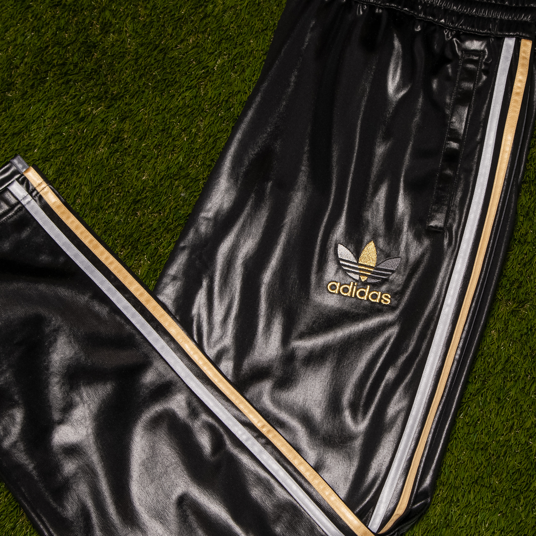 fordøjelse kapitalisme lomme Champs Sports on Twitter: "Upgrade your pant game with the adidas Originals  Chile collection 💰 Buy | https://t.co/12wDEDzmbc https://t.co/VOLNhdDgGo"  / Twitter