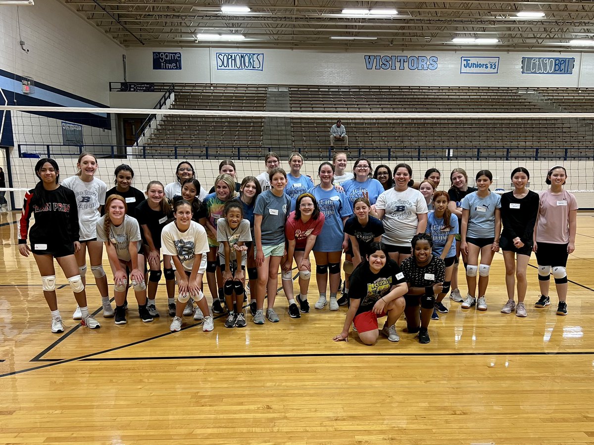 LDBellVball's tweet photo. We had LOTS of kids in the gym this week for our volleyball clinic, but this #appreciationpost is for our 7th and 8th graders group!! Super hardworking and talented athletes - excited to have them in #bellblue in the near future! 💙🔔🏐 #betteratbell #futureblueraiders https://t.co/6ZgWvs868n