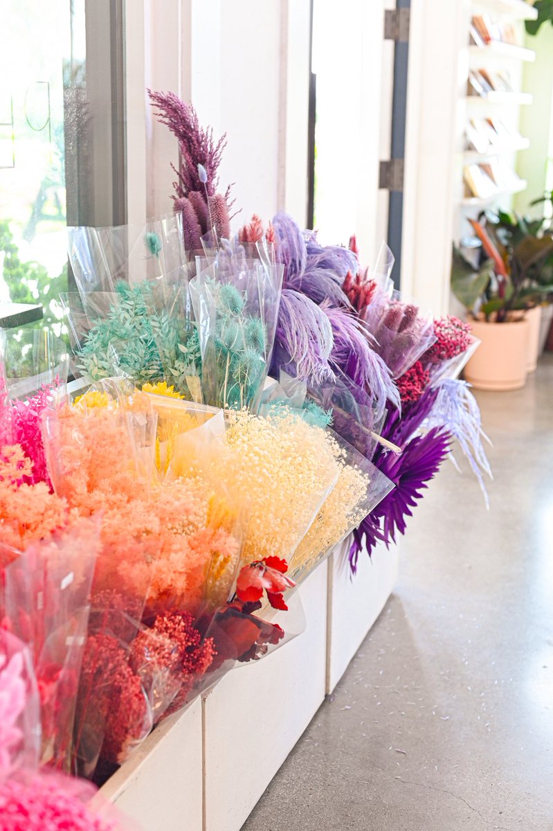 Chasin' rainbows on  this gloomy Thursday! 🌈 What color scheme would you pick for your dried arrangement?
.
.
.

#myfloraldays #floristsofinstagram #wildforflowers  #fineartflorals #ihavethisthingwithflowers #driedflowers #driedflorals #colorfulpampas #driedarrangement #rainbo