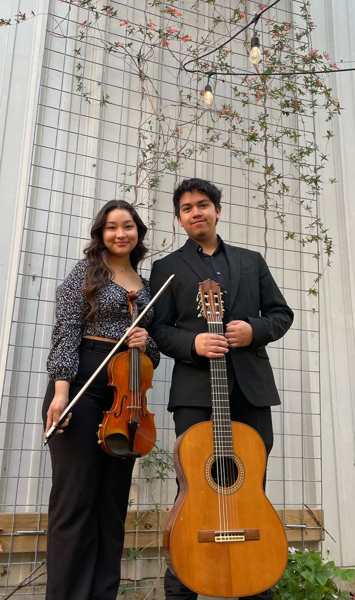 CrockettPlayers's tweet photo. Pre-show warm up prior to the @AustinClassical student showcase at The Rosette. #ClassicalGuitar #totesnotes #Piazzola https://t.co/7qHRzubetV