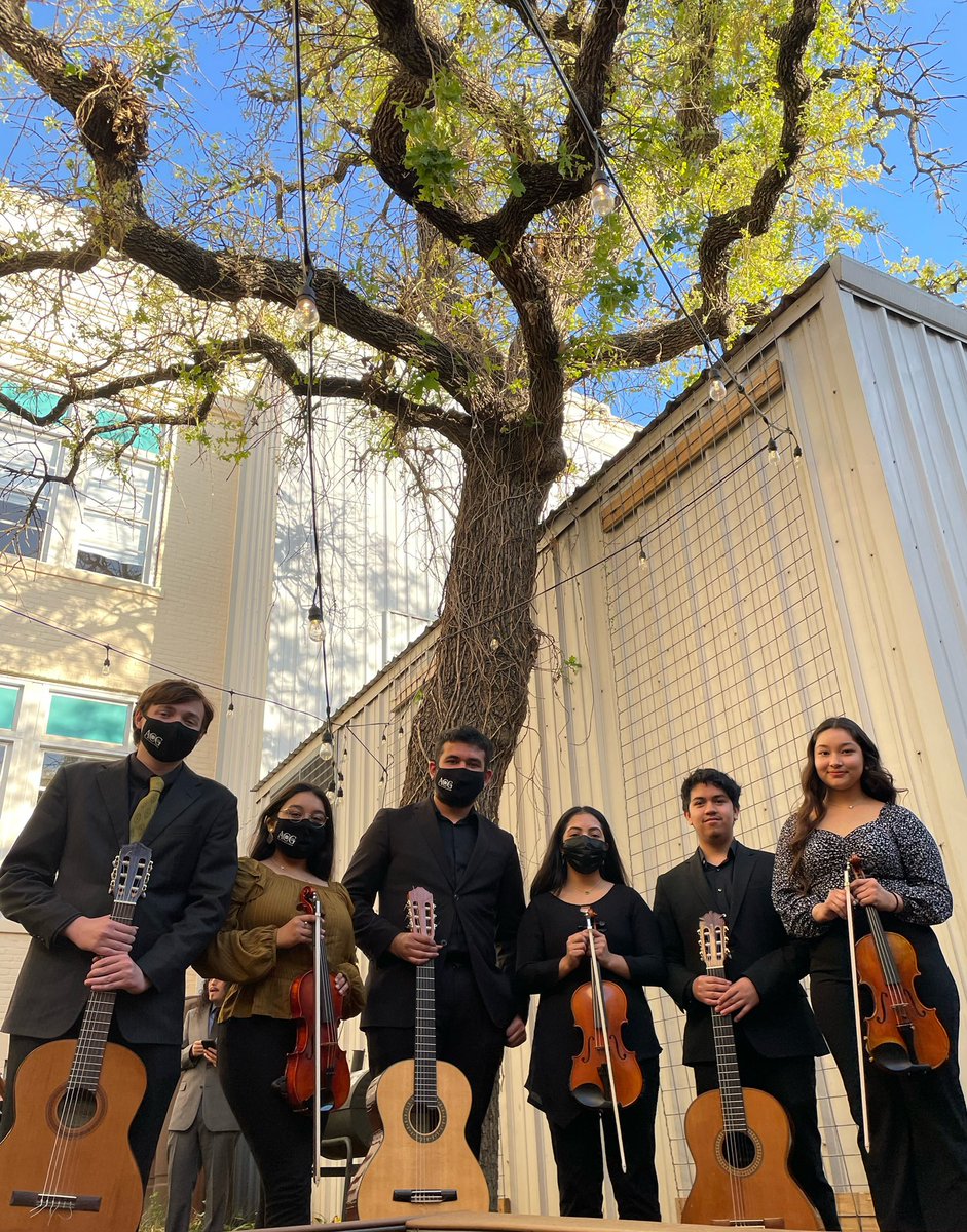 CrockettPlayers's tweet photo. Pre-show warm up prior to the @AustinClassical student showcase at The Rosette. #ClassicalGuitar #totesnotes #Piazzola https://t.co/7qHRzubetV