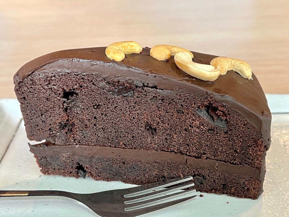LatinVegan's tweet photo. Went to the @vegelab_cafe and had me a fantastic meal. Well, it was a bit more than that, but to each their own. I had Vietnamese rice wrap rolls, BLT chicken burger, and double chocolate cake.  #veganfoodshare #govegan #foodie #veganeats #kualalumpur #malaysia #cheras #vegan https://t.co/YiXQdtfMv4