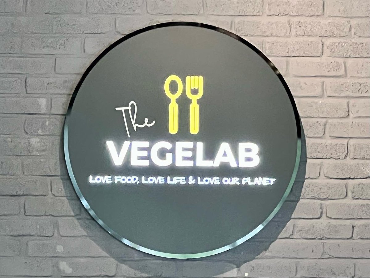 LatinVegan's tweet photo. Went to the @vegelab_cafe and had me a fantastic meal. Well, it was a bit more than that, but to each their own. I had Vietnamese rice wrap rolls, BLT chicken burger, and double chocolate cake.  #veganfoodshare #govegan #foodie #veganeats #kualalumpur #malaysia #cheras #vegan https://t.co/YiXQdtfMv4
