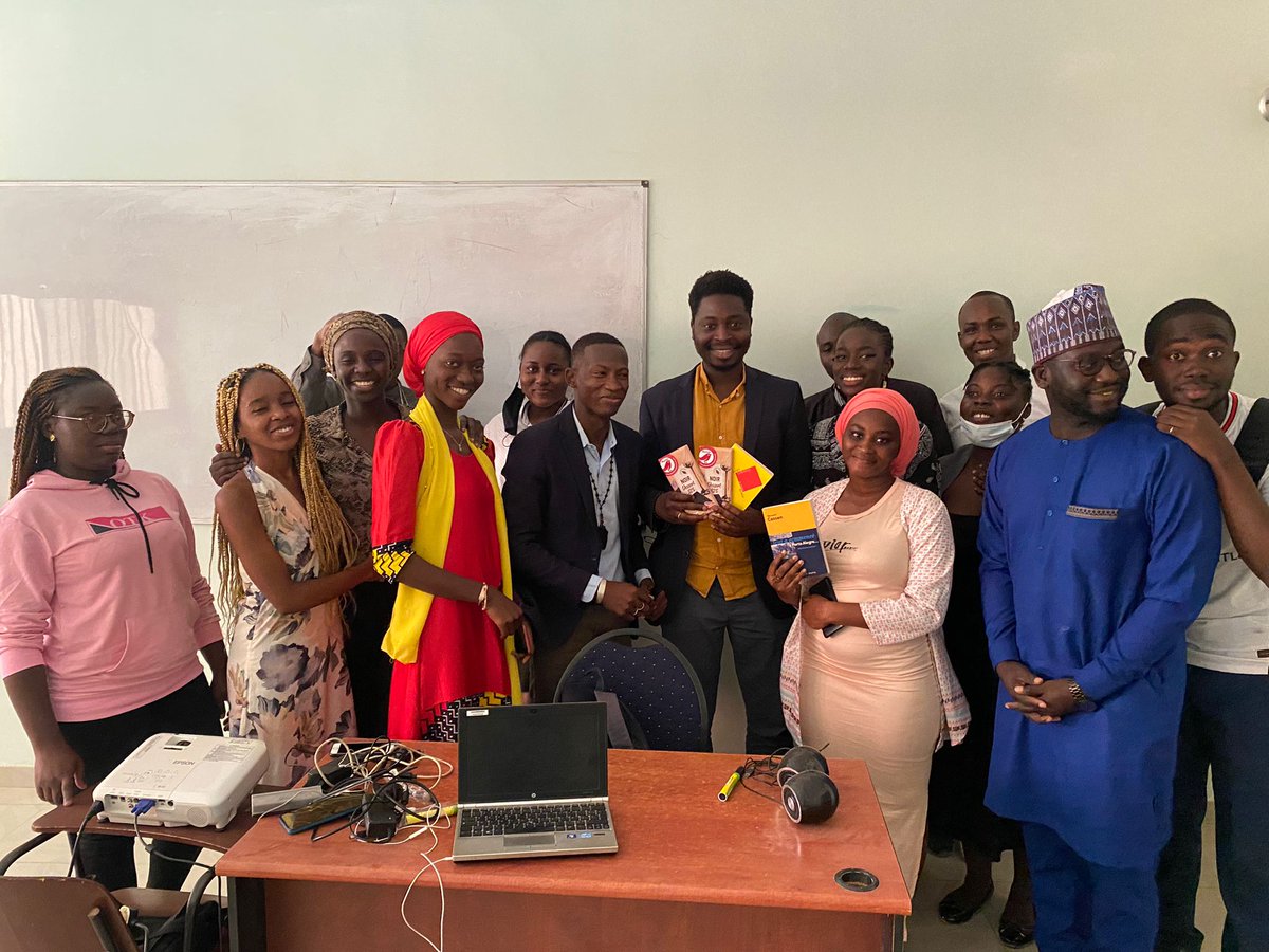 BmcInnovateur's tweet photo. Mention spéciale à Monsieur @AmonRemy  son cours portant sur le #numerique vient de prendre fin.
Sa mission s'achève , mais il nous a marqué.
Une forte pensée à l'administration d' #Ejicom @KalimeKalime1
#kebetu https://t.co/4EZsrzTtG2