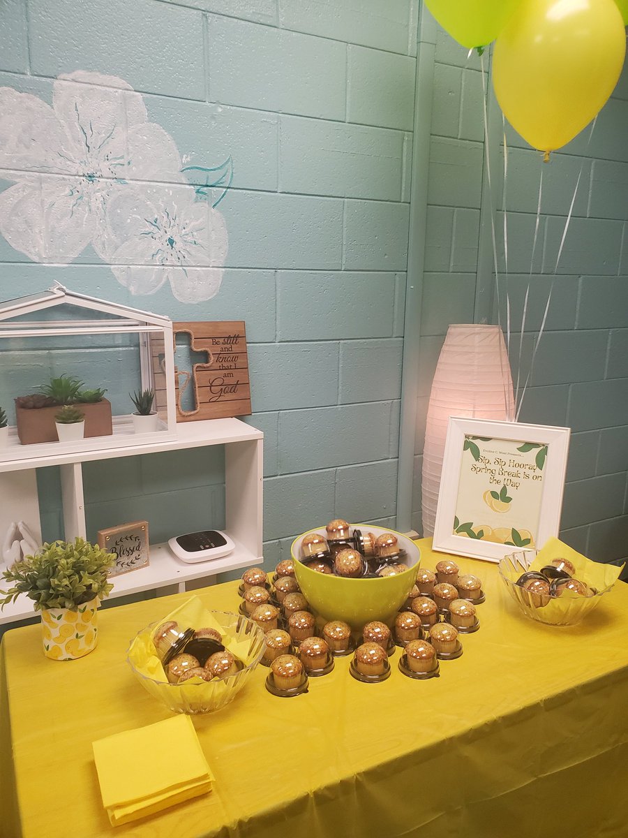 MrsK_Mills's tweet photo. This was such a refreshing treat from our admin team. It surely made the rest of the day easy peasy lemon squeezy! ๐ @ecwestwildcats #SipSipHooray #SpringBreakIsOnTheWay #SweetTreat #FCS #ECWest #WildCats https://t.co/mbvDDK88JG