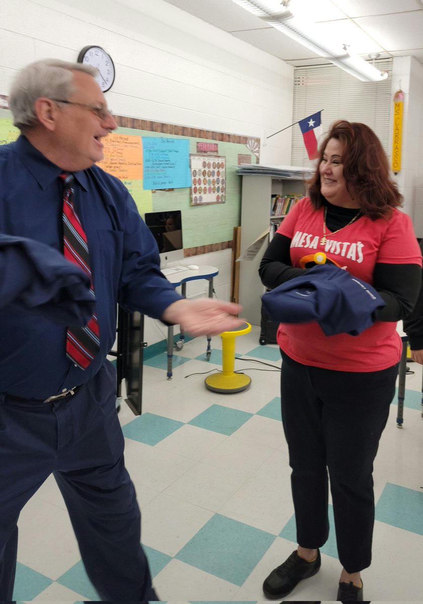 nlsierra1's tweet image. Mr. DeRouen, welcoming our sixth grade teachers to Bel Air Middle School. It's what we do! We are leopards! We are #OneRed! @MesaVistaRoars 
#YISD_eXcellence #TheDistrict